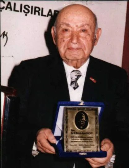 Opr. Dr. M. Niyazi Dinçsoy, plaketi ile