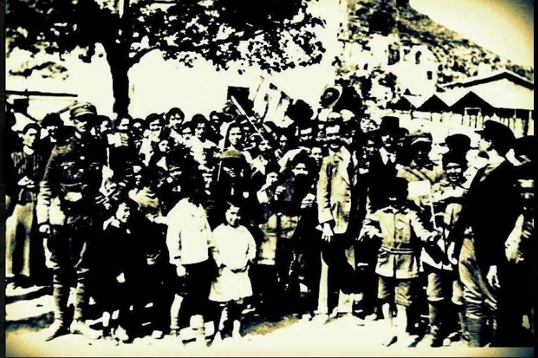 İşgalcilerin karşılanışını anlattığı söylenen bir fotoğraf